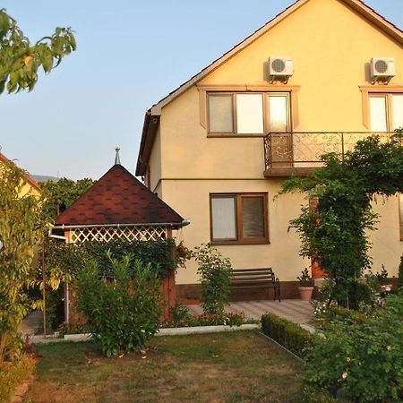 Квітковий Двір Golubinoye Exterior photo
