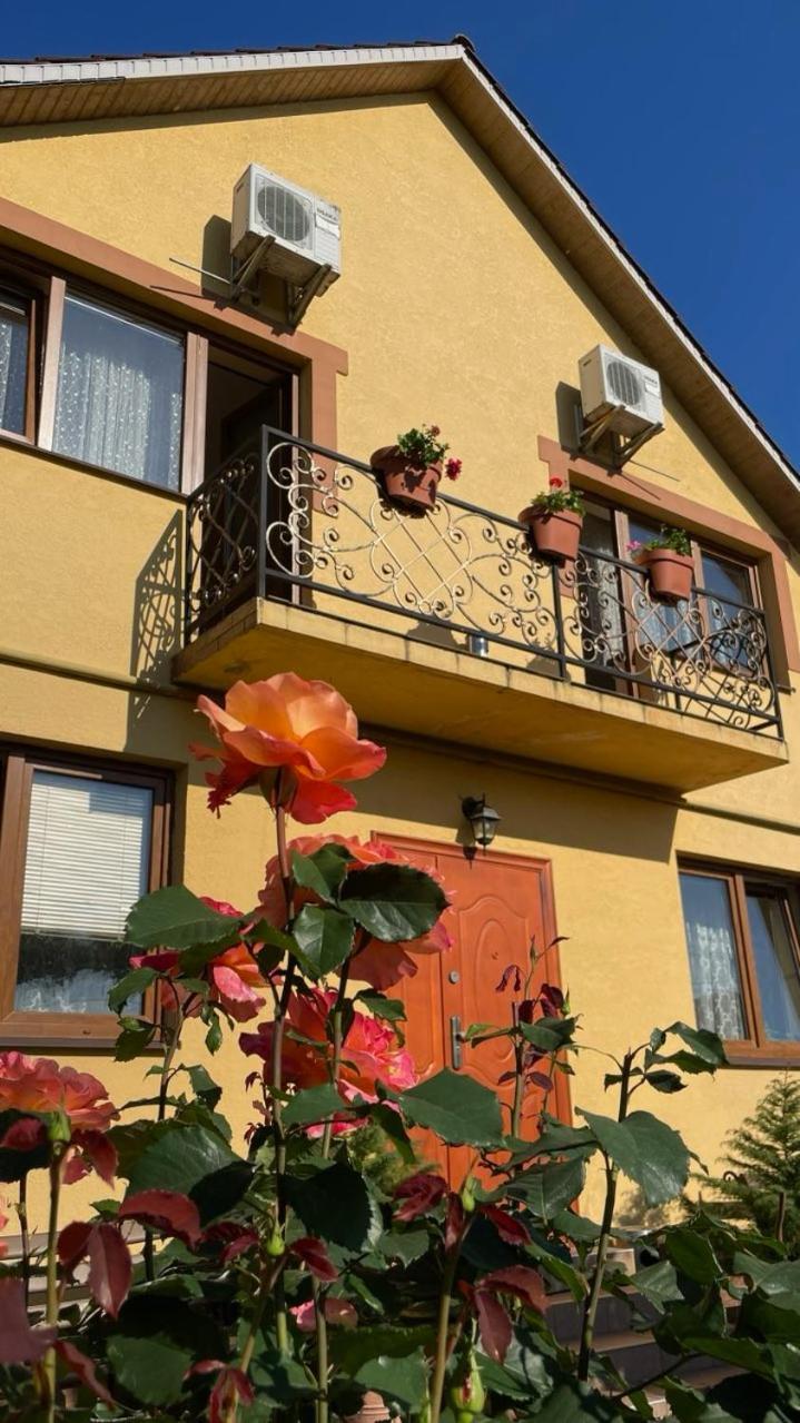 Квітковий Двір Golubinoye Exterior photo