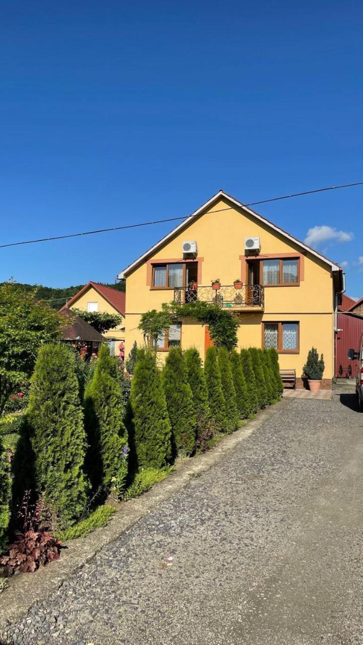Квітковий Двір Golubinoye Exterior photo