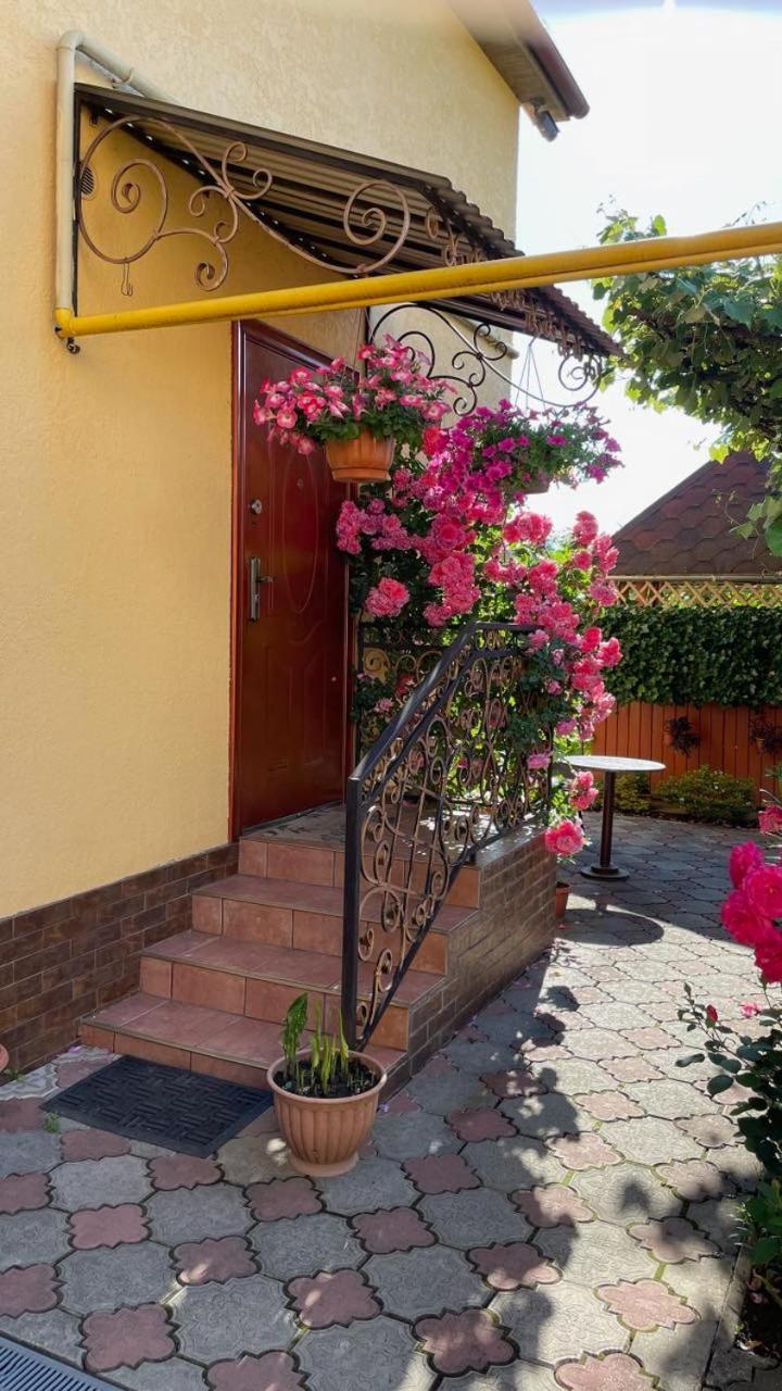 Квітковий Двір Golubinoye Exterior photo