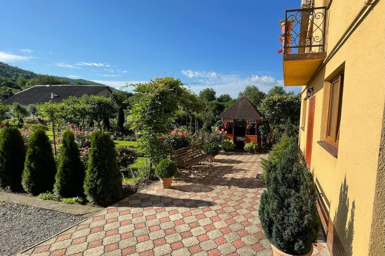 Квітковий Двір Golubinoye Exterior photo