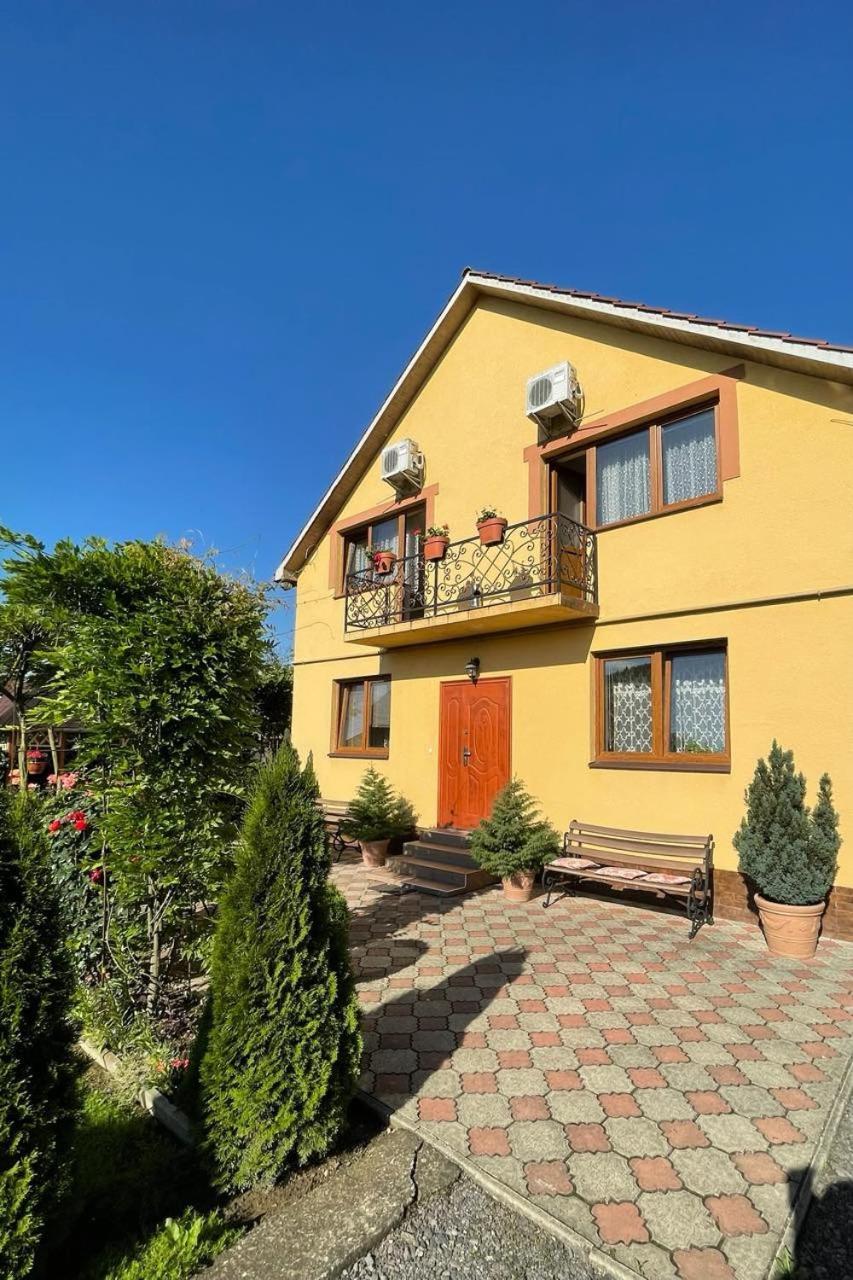 Квітковий Двір Golubinoye Exterior photo
