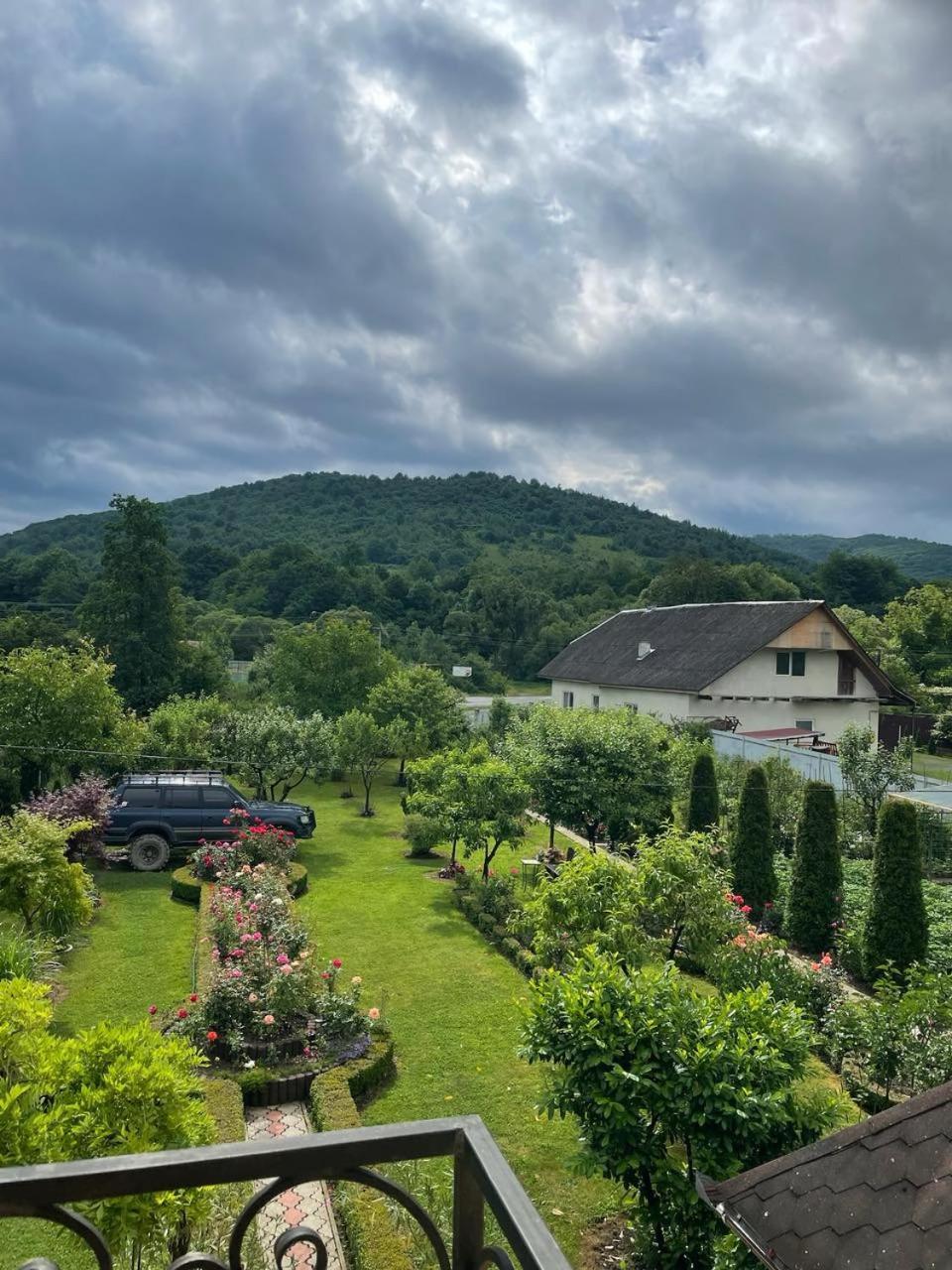 Квітковий Двір Golubinoye Exterior photo
