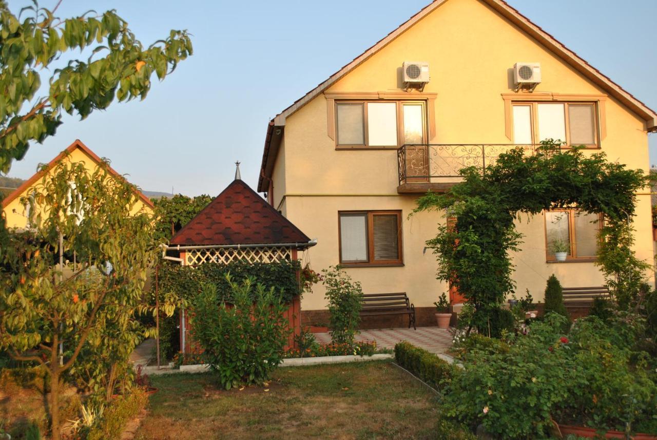 Квітковий Двір Golubinoye Exterior photo