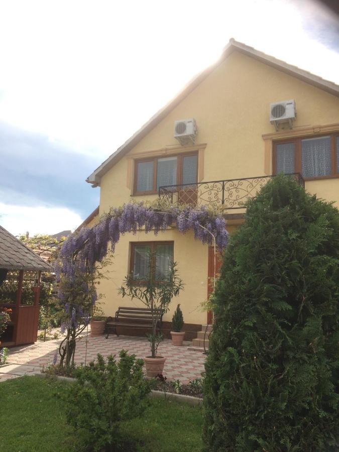 Квітковий Двір Golubinoye Exterior photo
